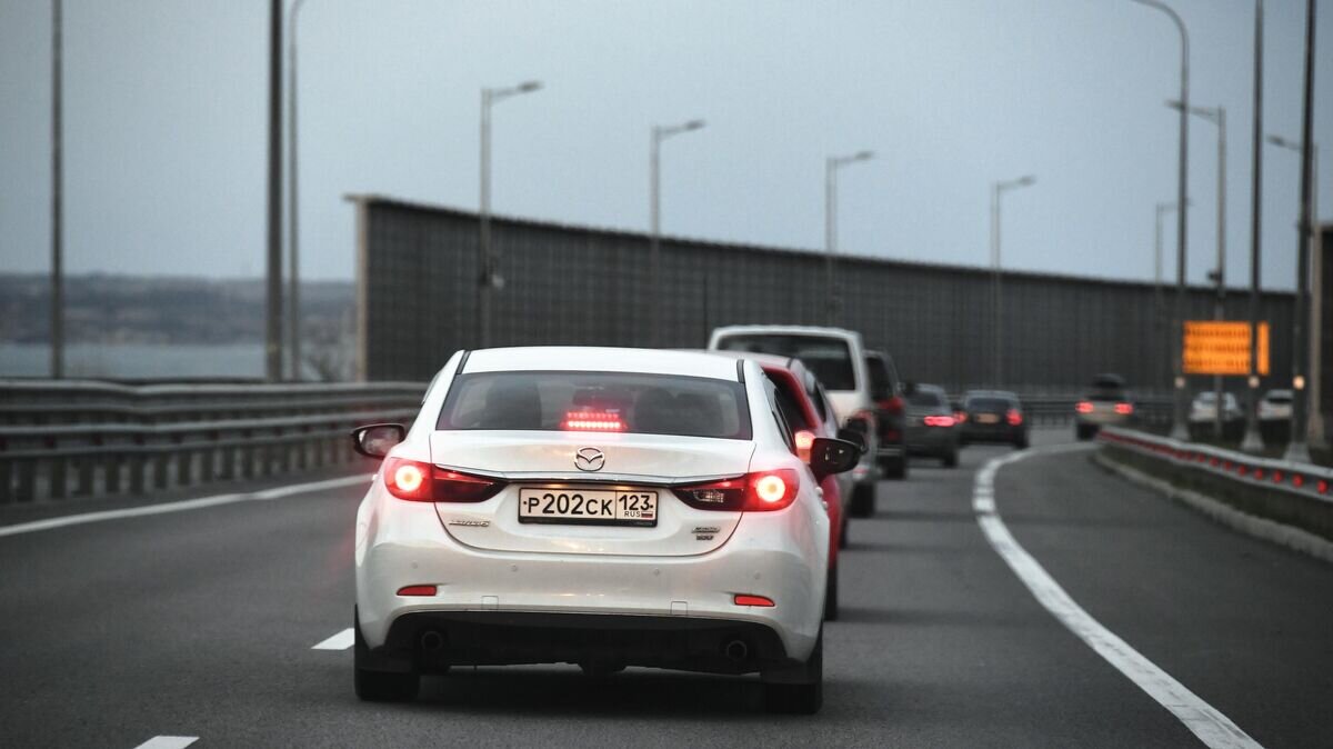    Легковые автомобили на Крымском мосту© РИА Новости / Константин Михальчевский