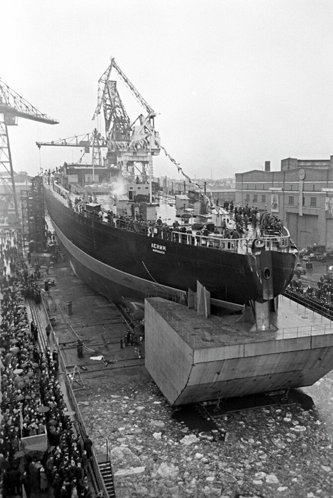    Атомный ледокол «Ленин» был заложен 17 июля 1956 года на Адмиралтейском заводе в Ленинграде. Общее научное руководство проектом его создания осуществлял выдающийся физик-ядерщик Анатолий Александров. В строительстве судна приняло участие около 500 предприятий СССР / РИА Новости