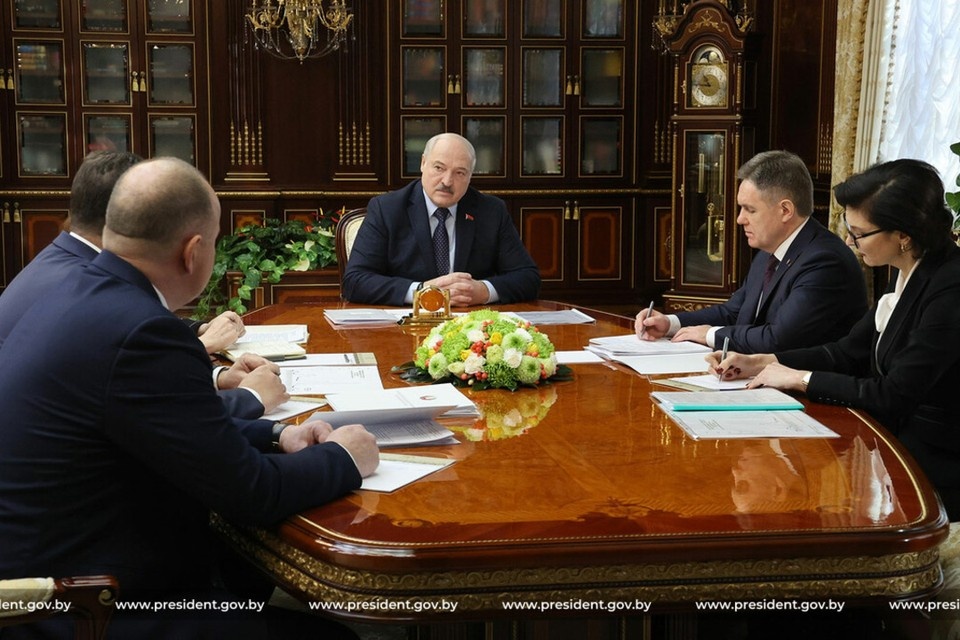     Лукашенко заявил, что нужно прекратить строить дворцы в здравоохранении и образовании. Фото: пресс-служба президента