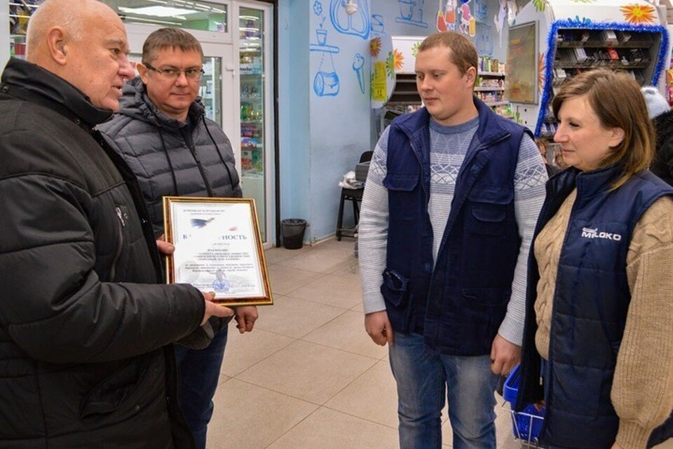     Николай Волков вручил грамоту работникам магазина «MOLOKO». Фото: ТГ/Кулемзин