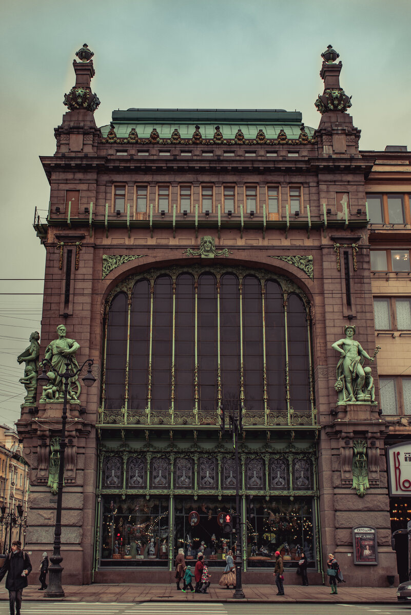 Вид на фасад здания с Невского проспекта