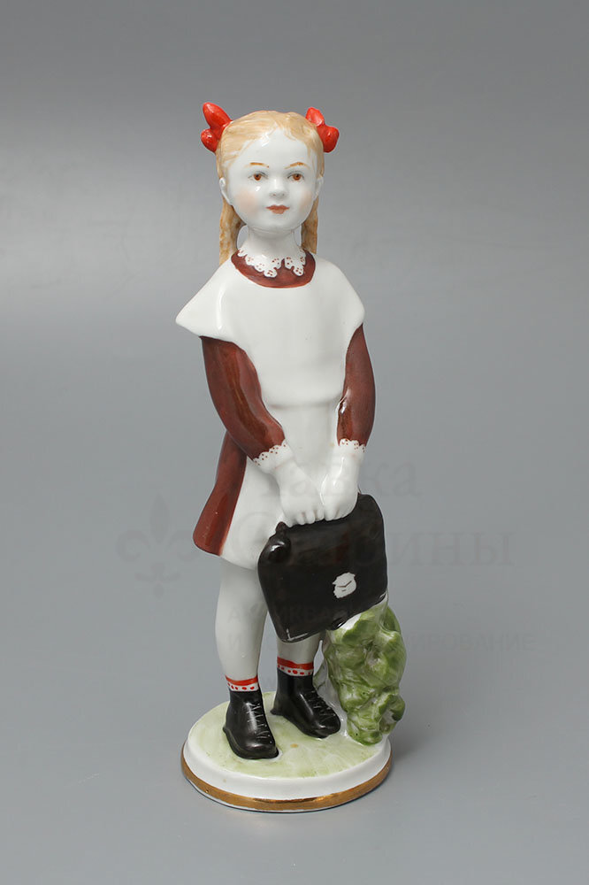 Школьница. Ленинградский фарфоровый завод. Столбова Г.С., Лупанова Е.Н. Фото с ресурса dvaveka.ru