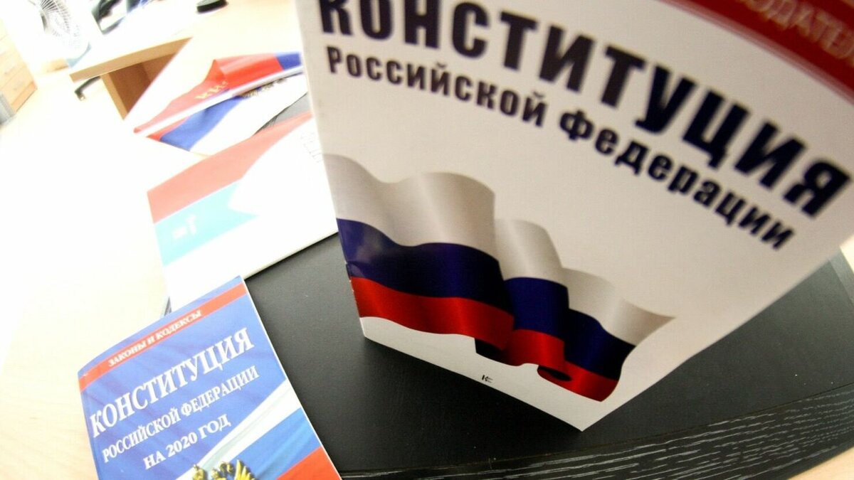     Глава Татарстана Рустам Минниханов поздравил жителей республики с Днем Конституции РФ. Видеозапись и сопутствующие слова он опубликовал в своем Telegram-канале.