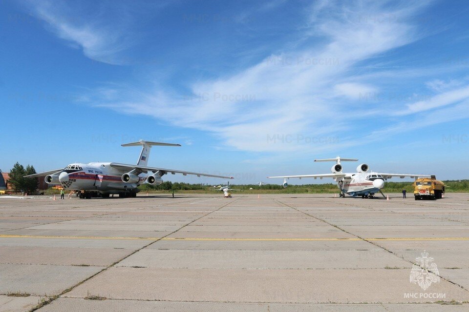    В Ханты-Мансийском автономном округе работали в паре - Ил-76 и Бе-200. Фото: ГУ МЧС России по Красноярскому краю