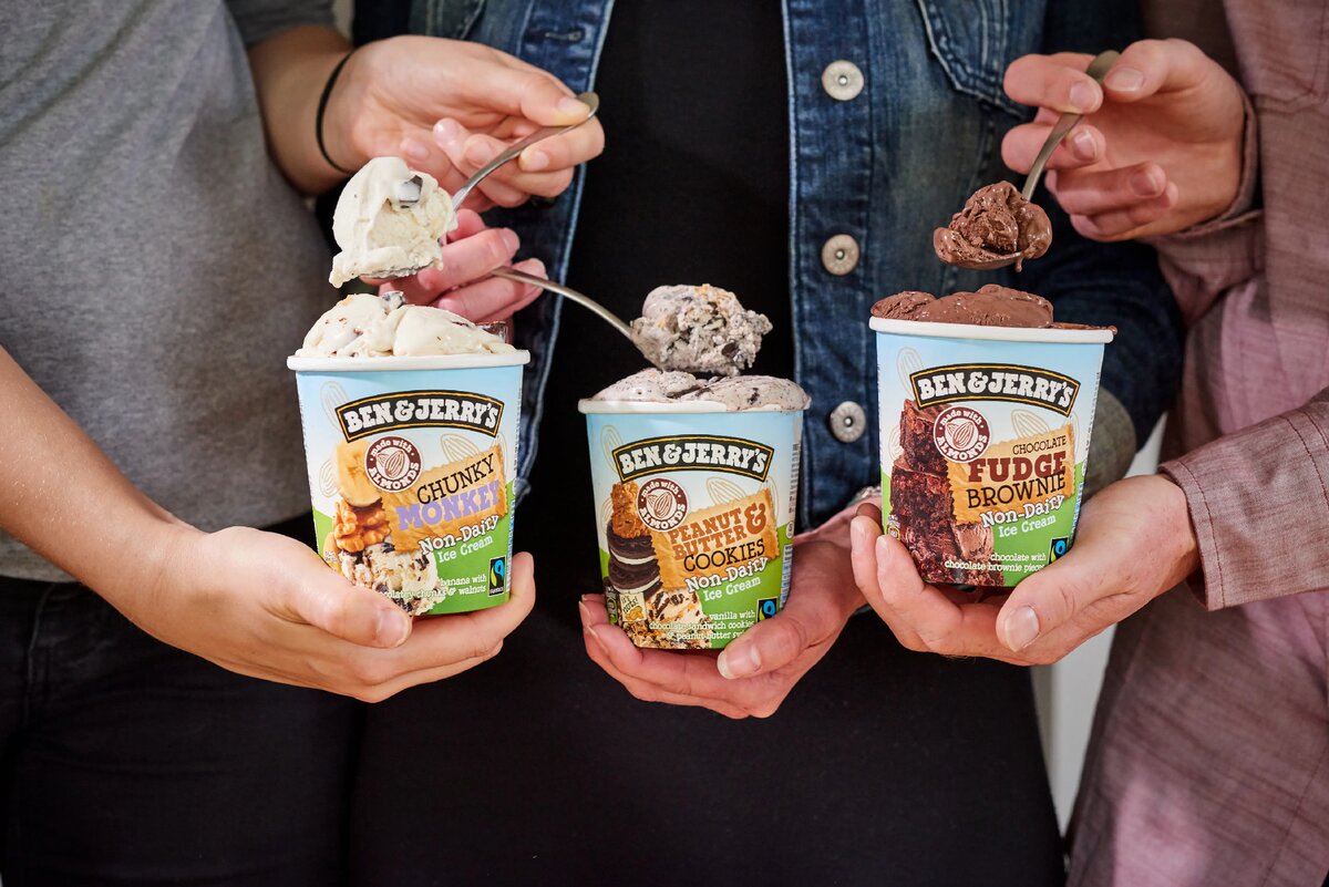 Среди социальных проектов Ben & Jerry’s — запуск линейки вкусов мороженого, компоненты которого делали нуждающиеся группы населения. Chocolate Fudge Brownie («Шоколадное печенье с помадкой») — заказ на поставку печенья для мороженого компания, которая трудоустраивала бездомных. Для мороженного Wild Maine Blueberry («Дикая черника Мэна») чернику собирали индейцы племени пассамакводди — так компания создала новые рабочие места для нуждающихся.