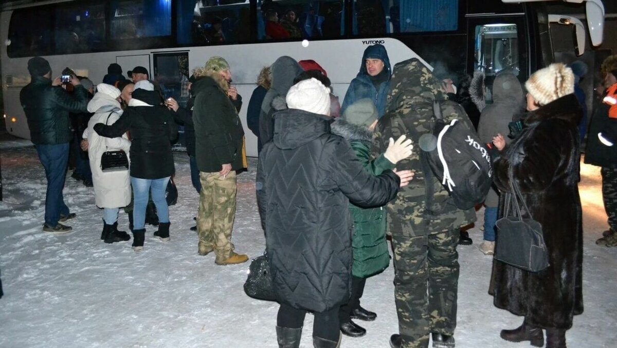     Мужчин провожали в торжественной обстановке.