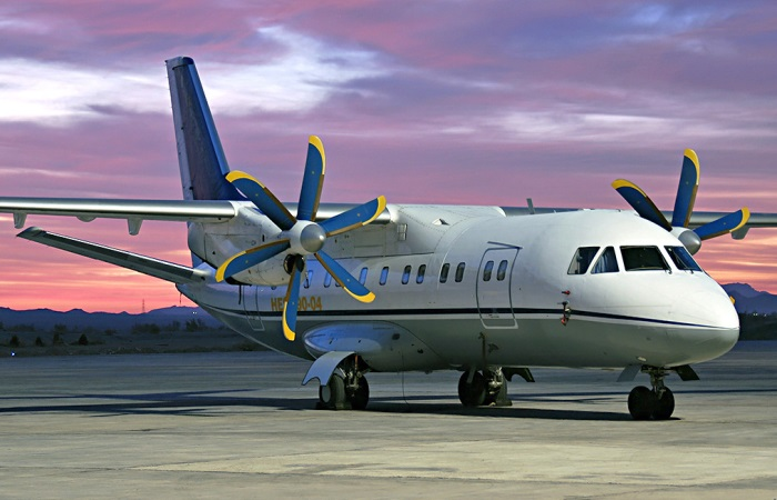 Самолет Ан-140.