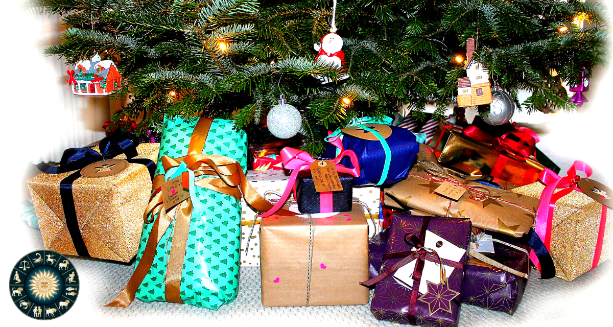 Новый год подарок 9 лет. Новогодние подарки. Новый год подарки под елкой. Подарочки под елочкой. Сувенир новогодний.