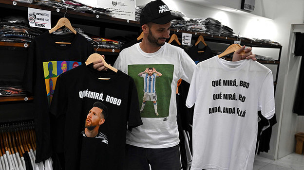    Футболки с Лионелем Месси.