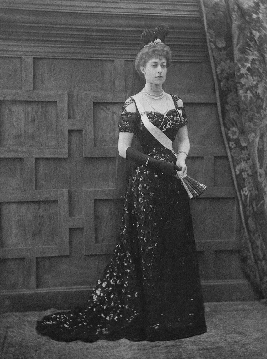 Спектакль старая дева чурикова михайлов. Грустная бабушка с телефоном. Спектакль "бульвар заходящего солнца". Старая дева 5. Я спектакль пятый театр.