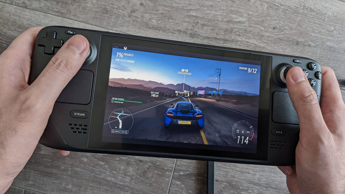 Портативная консоль (Steam Deck) начала продаваться  "25 февраля 2022" года но на российском рынке консоль стала доступнее только под конец "2022" года