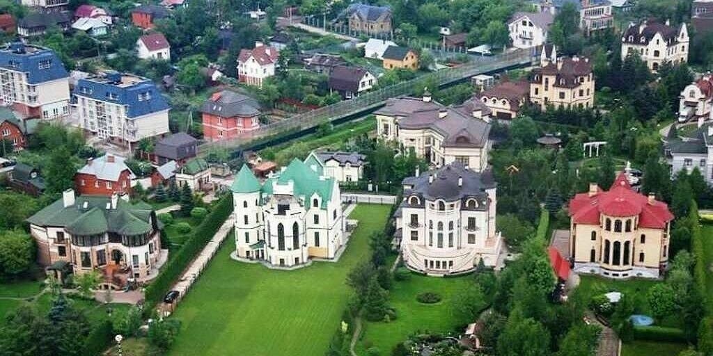     Российские олигархи в отличие от всех остальных граждан страны, практически не изменили своего образа жизни в эпоху жесточайших западных санкций.