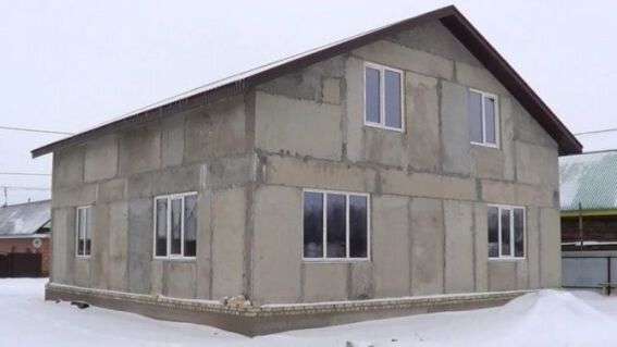 Сегодня по старой советской панельной технологии из арболита строят мало домов, но все же строят