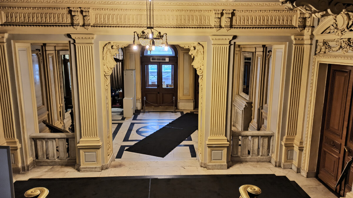 Вестибюль особняка, справа дверь на мужскую половину и в бывш. Мавританскую гостиную