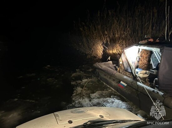     Сотрудники МЧС спасли четверых мужчин в раскатной части Каспия / Пресс-служба ГУ МЧС по Астраханской области