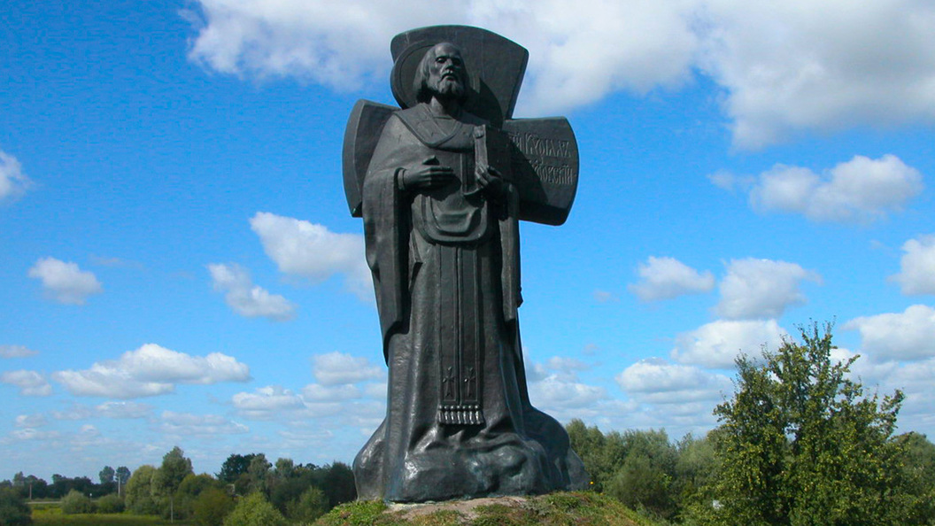 Памятник св. Кириллу Туровскому в Гомеле. 