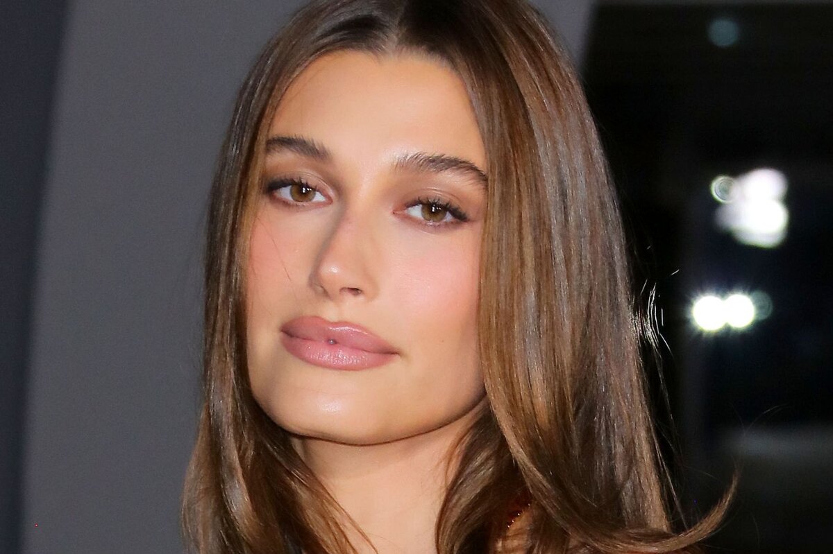     «Самые красивые ноги Америки!»: Хейли Бибер в шелковом мини приняла дерзкую позу, ошеломив фанатов