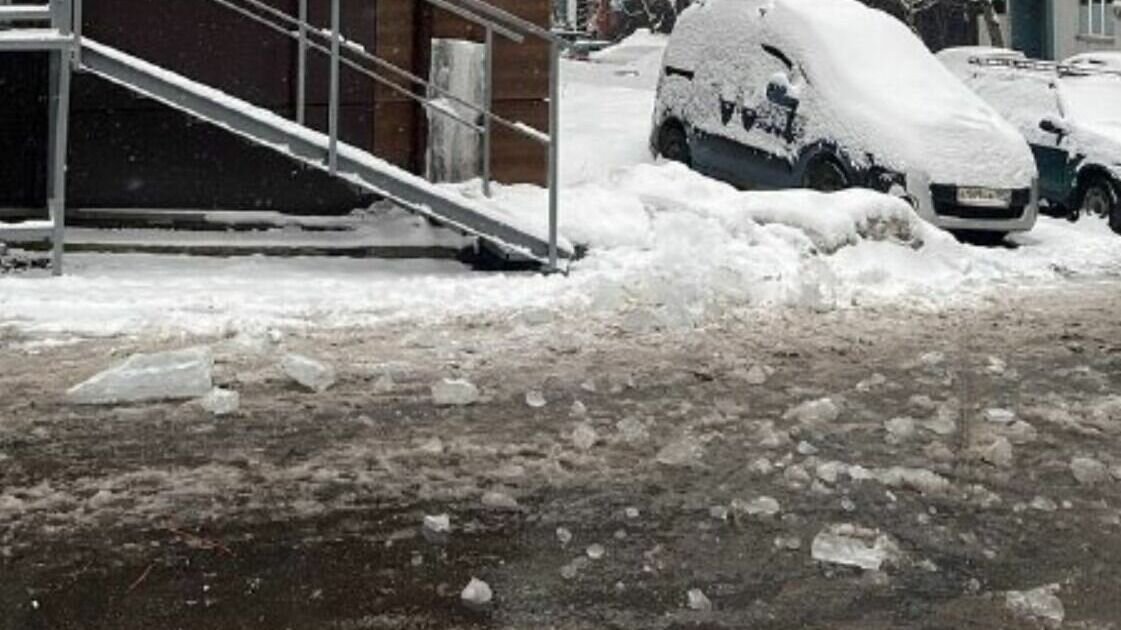     В Москве на генерал-лейтенанта МЧС Анатолия Елизарова упала огромная сосулька. Инцидент произошел у нежилого здания по улице Инициативной. Пострадавший госпитализирован в тяжелом состоянии с травмой головы. Он был прооперирован и пришел в сознание.