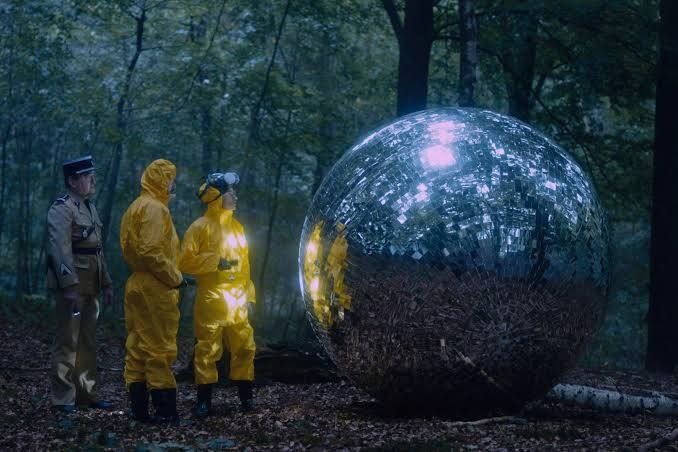 В Пентагоне отчитались о работе по поиску НЛО 👽

Созданное на базе Пентагона ведомство по изучению неопознанных аномальных явлений в космосе, воздухе и на море не обнаружило признаков инопланетной жизни на Земле – но поиск продолжается.

О создании Управления по разрешению аномалий во всех областях в США стало известно в июле. Как уточнили в военном ведомстве, новый отдел изучает сотни сообщений о неопознанных летающих объектах и аномалиях в море и космосе. Специалисты анализируют отчеты о подобных явлениях, копившиеся десятилетиями. 

На данный момент эксперты имеют около 140 заявлений об инцидентах, которым не находят объяснения. Однако данных, подтверждающих существование инопланетной жизни, у них пока нет.