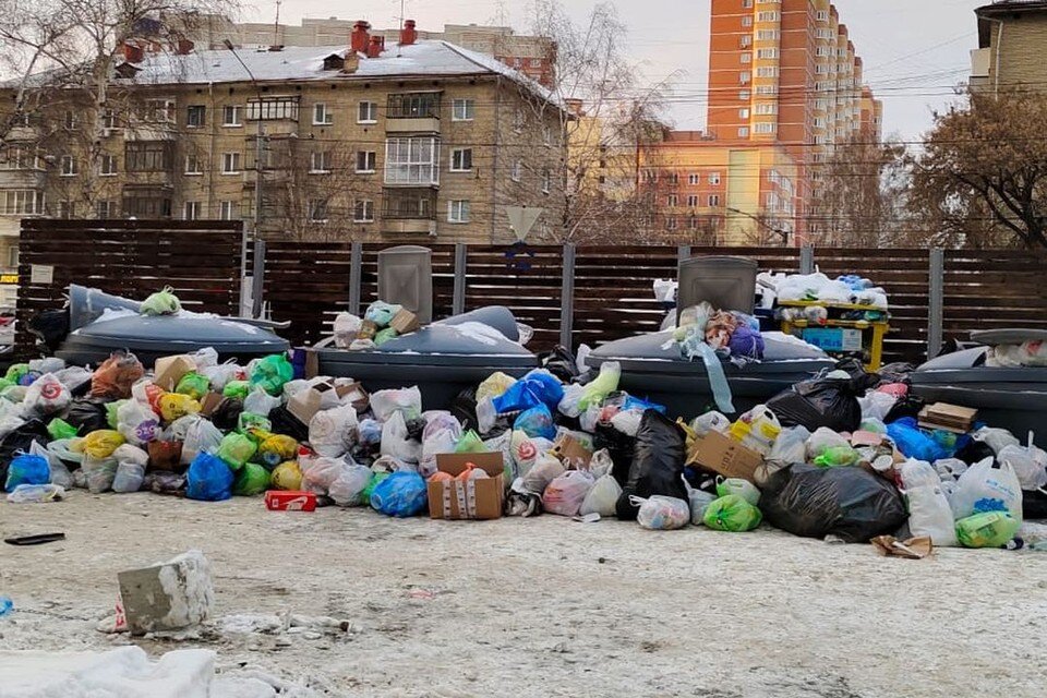     Новосибирцы жалуются на горы мусора у себя во дворе. Фото: читатели КП-Новосибирск