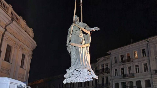 Демонтаж памятника Екатерине II в Одессе. Фото © Telegram / Тимошенко. Офис президента