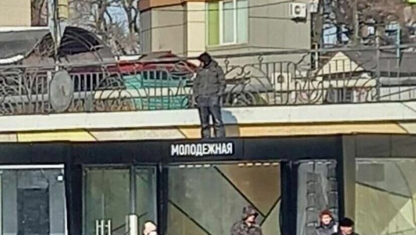     Житель Владивостока встал прямо на крышу павильона «умной» остановки во Владивостоке. По всей видимости, он пытался понять, где же кончаются километровые пробки.