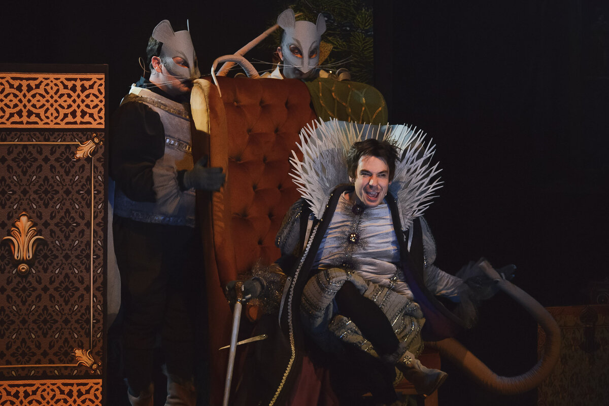 Сцена из спектакля "Щелкунчик" (МНДТ)