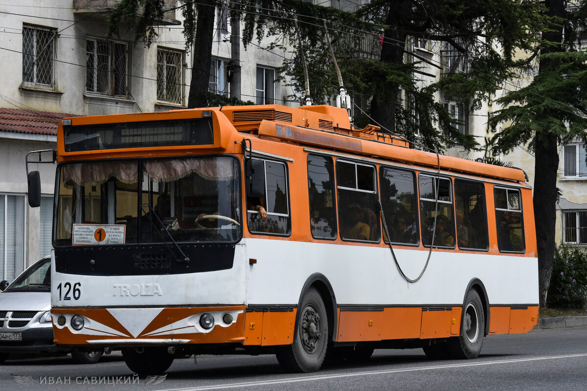 ЗиУ-682Г-016.04 проходит мимо вокзала