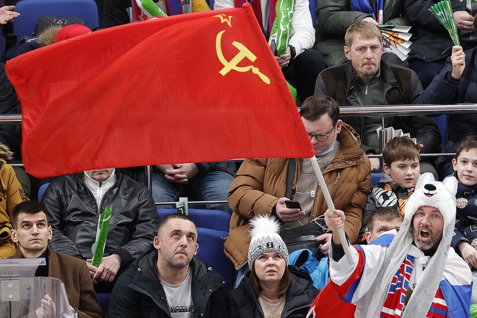     Болельщик сборной России с флагом СССР на хоккейном матче. Фото: Михаил Джапаридзе/ТАСС