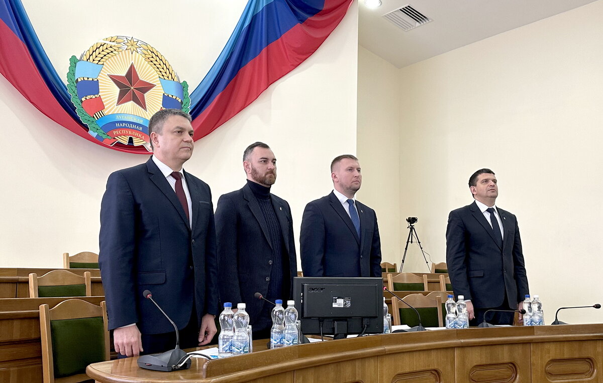    Временно исполняющий обязанности главы ЛНР Леонид Пасечник, первый заместитель председателя Народного совета ЛНР Дмитрий Хорошилов, председатель Народного совета ЛНР Денис Мирошниченко и заместитель председателя Народного совета Олег Коваль  Юлия Рыкова/ТАСС