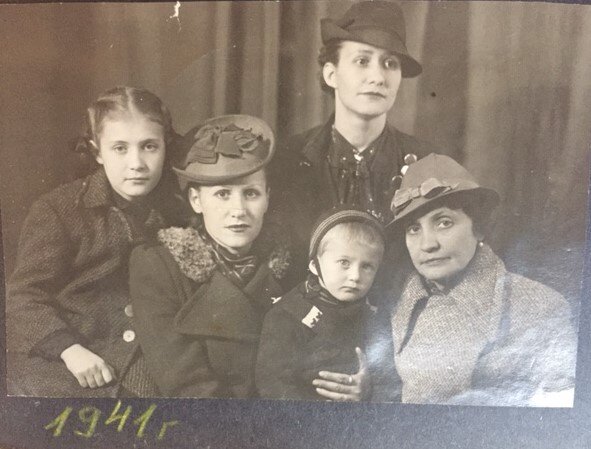 Моя прабабушка Сусанна, ее две дочери, слева – моя мама. Снимок сделан осенью 1941 года.