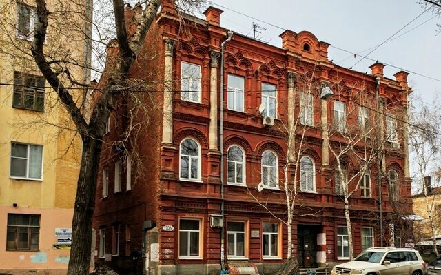 Карниз между вторым и третьим этажами оформлен лентой треугольных зубчиков, между первым и вторым этажами –  лентой небольших кессонов. 