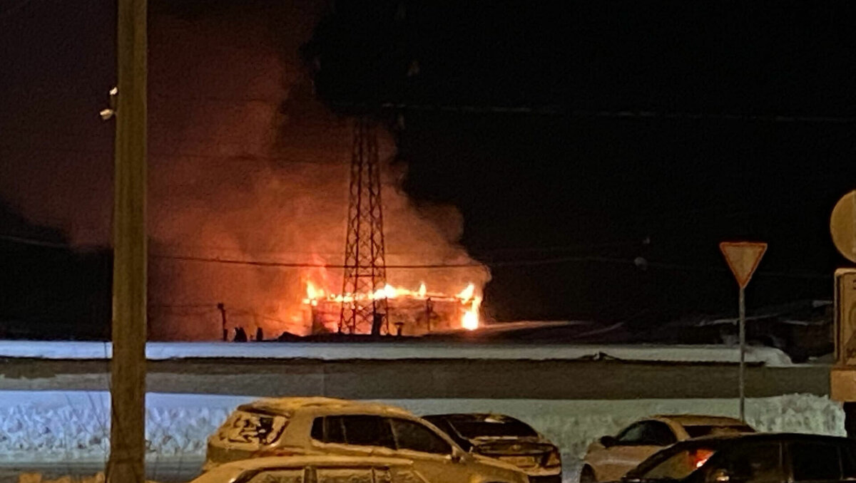     В Ижевске вечером 8 января загорелся автосервис, расположенный на территории гаражного кооператива «Буммашевец» на улице Кунгурцева. Об этом сообщила пресс-служба ГУ МЧС по Удмуртии.