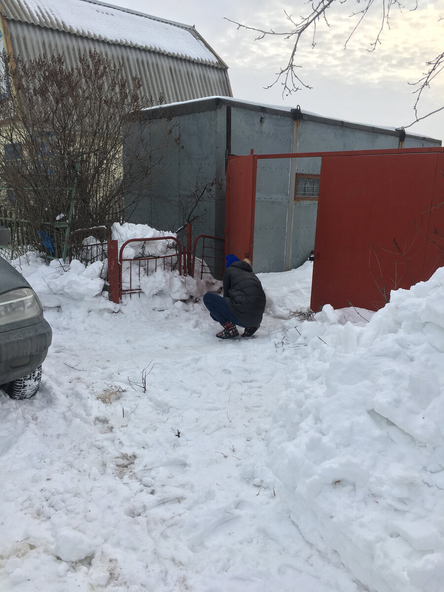Катя долбит лед, что бы открыть ворота