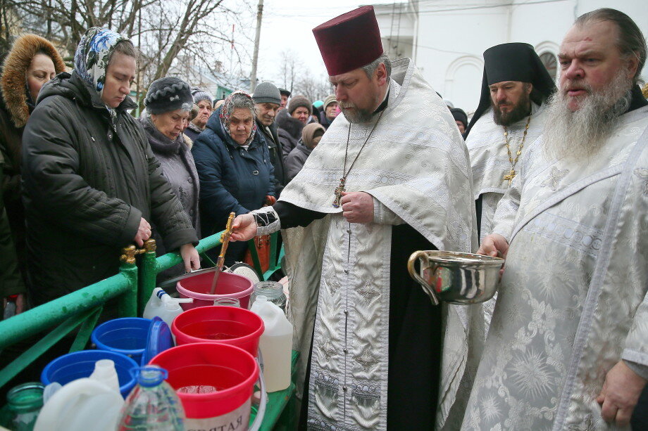 Освятить крестик дома святой водой