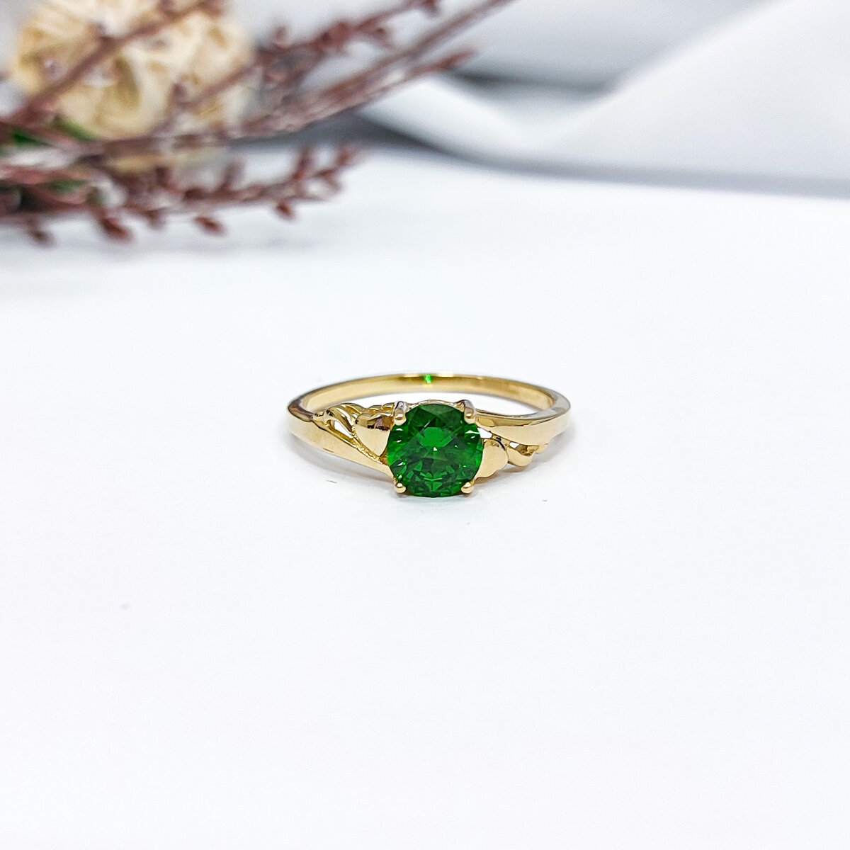Кольцо с природным демантоидом в лимонном золоте
