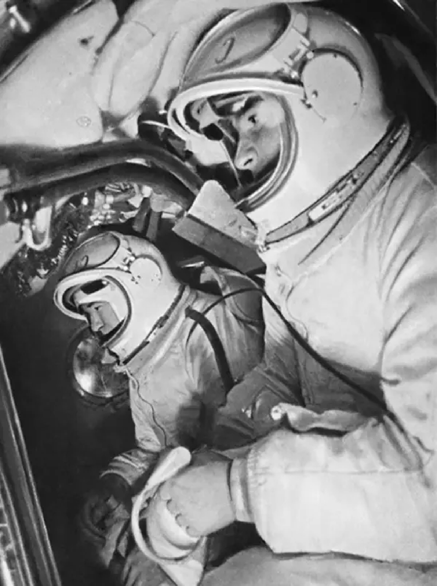 Первый астронавт вышедший в открытый космос. Леонов и Беляев в открытом космосе. Восход 2 Леонов.
