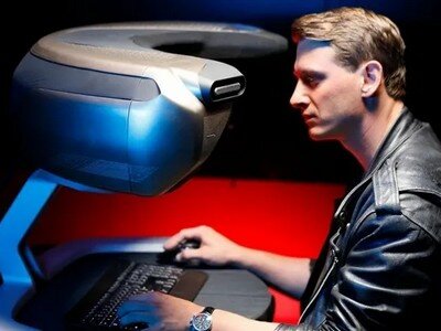    Монитор Brelyon Fusion полностью погружает в происходящее на экране