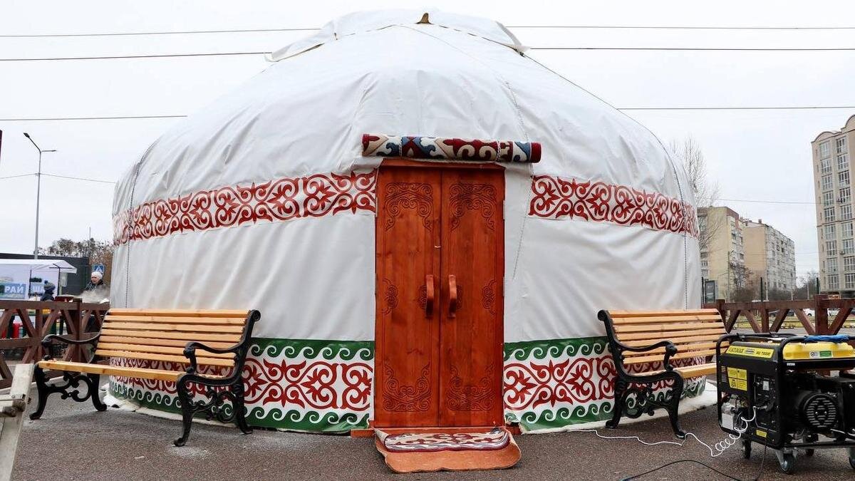    Юрта в украинском городе Буча:t.me/bucha_city