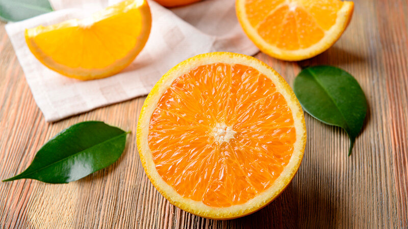 Свежий апельсин на столе