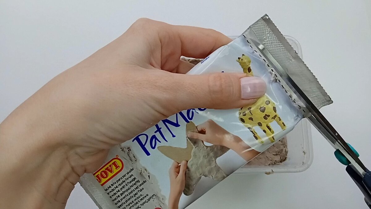 на упаковке намечен контур для среза, легко режется ножницами. 