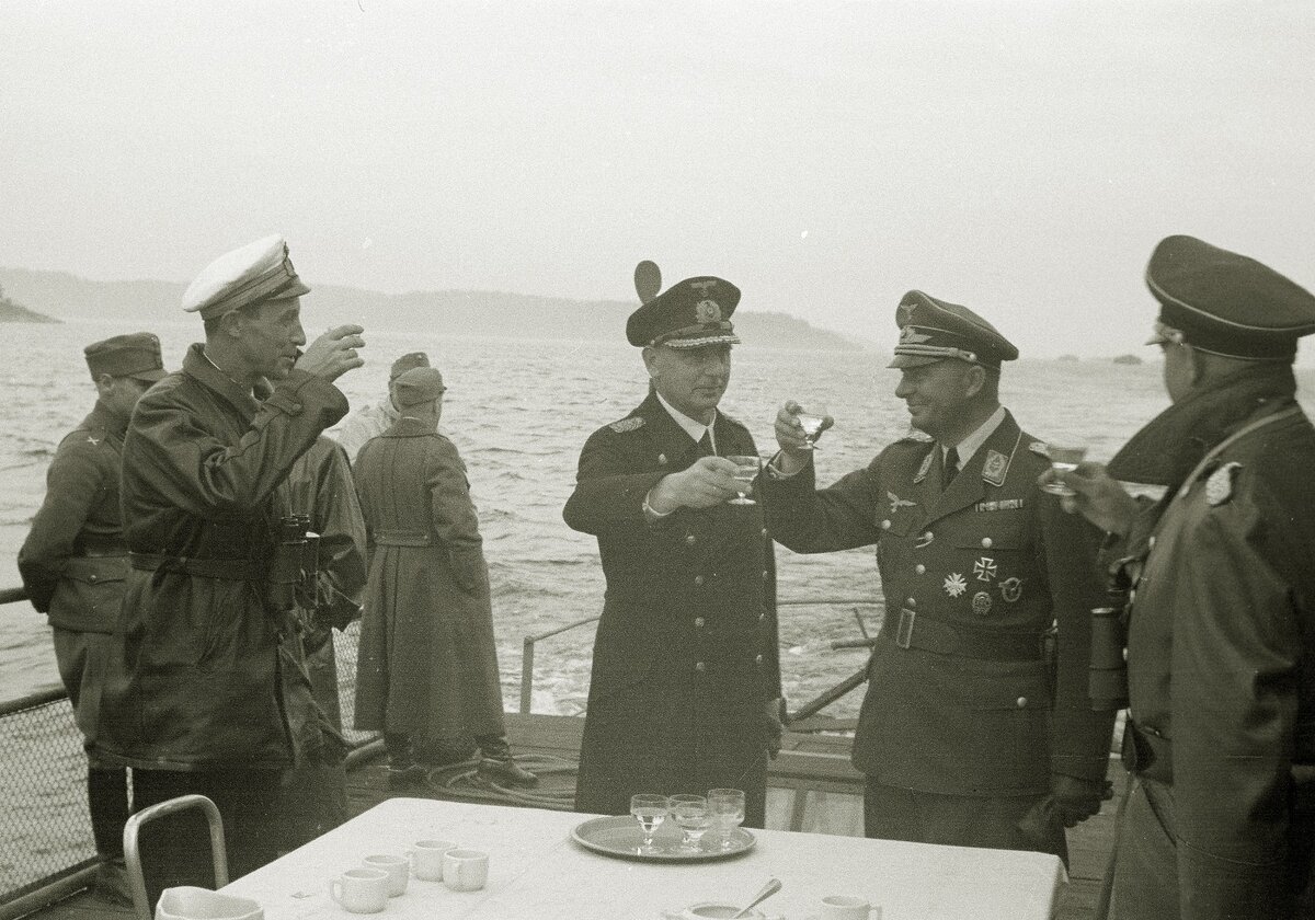 Капитан 3-го ранка Бьянкини в компании офицера Кригсмарине Гельмута Леисснера и подполковника Люфтваффе Фрица Зибеля (источник: https://clck.ru/33Epke)