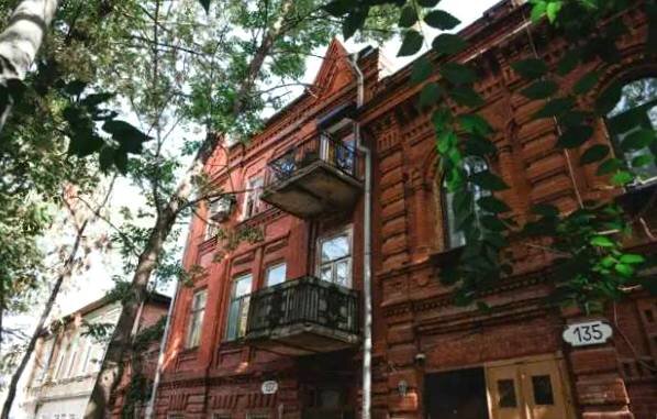 Остроугольные фронтоны формируют запоминающийся зубчатый силуэт фасада. 