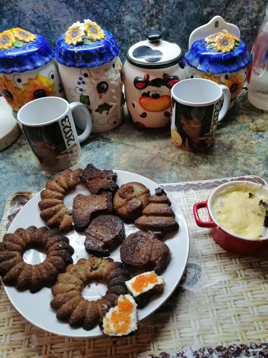 Кексы  из семян , без муки , здесь нет даже миндальной муки ,без сахара, заменяем на эритрит.