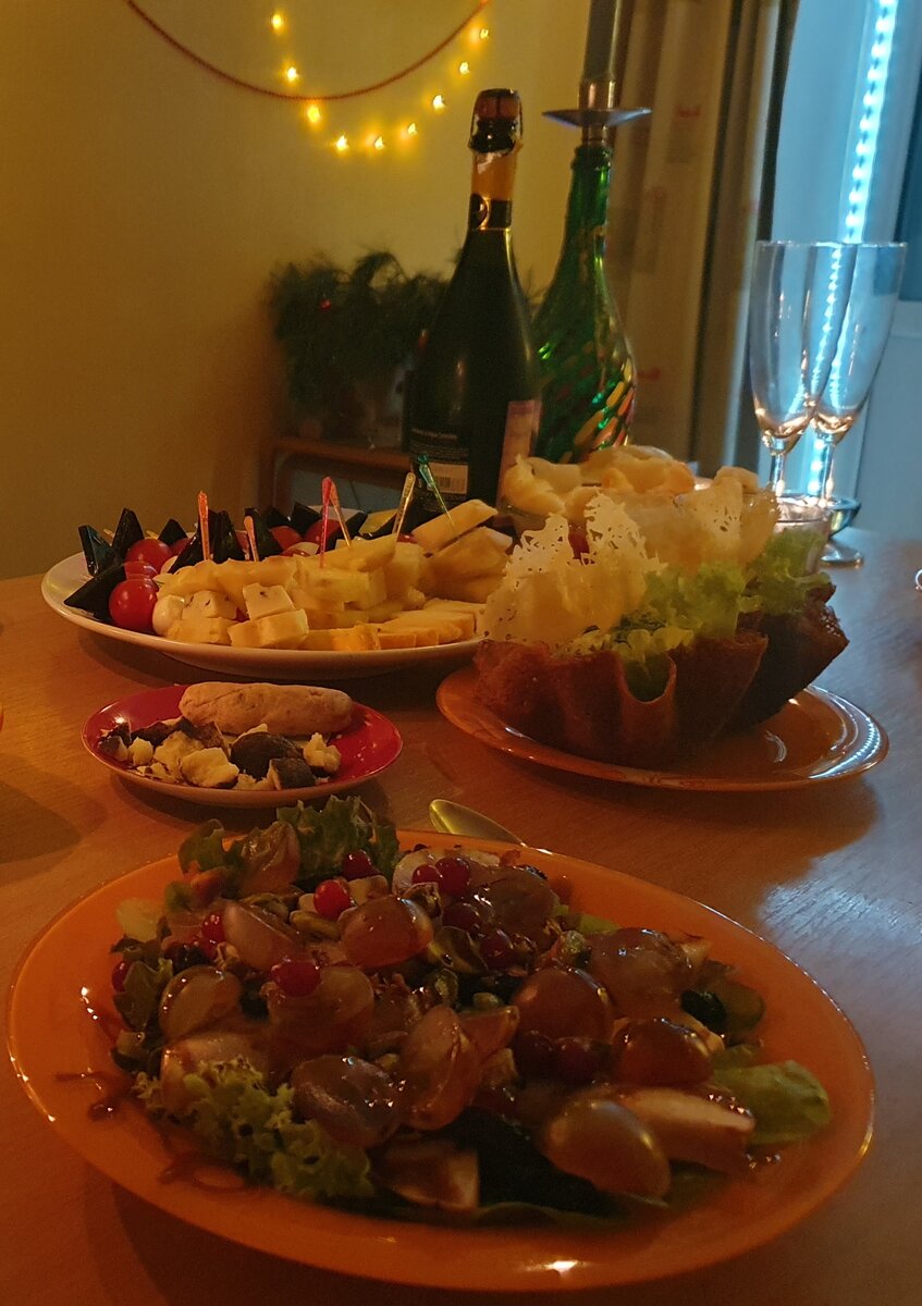 Это общий вид стола со всеми новогодними съедобными "богатствами"