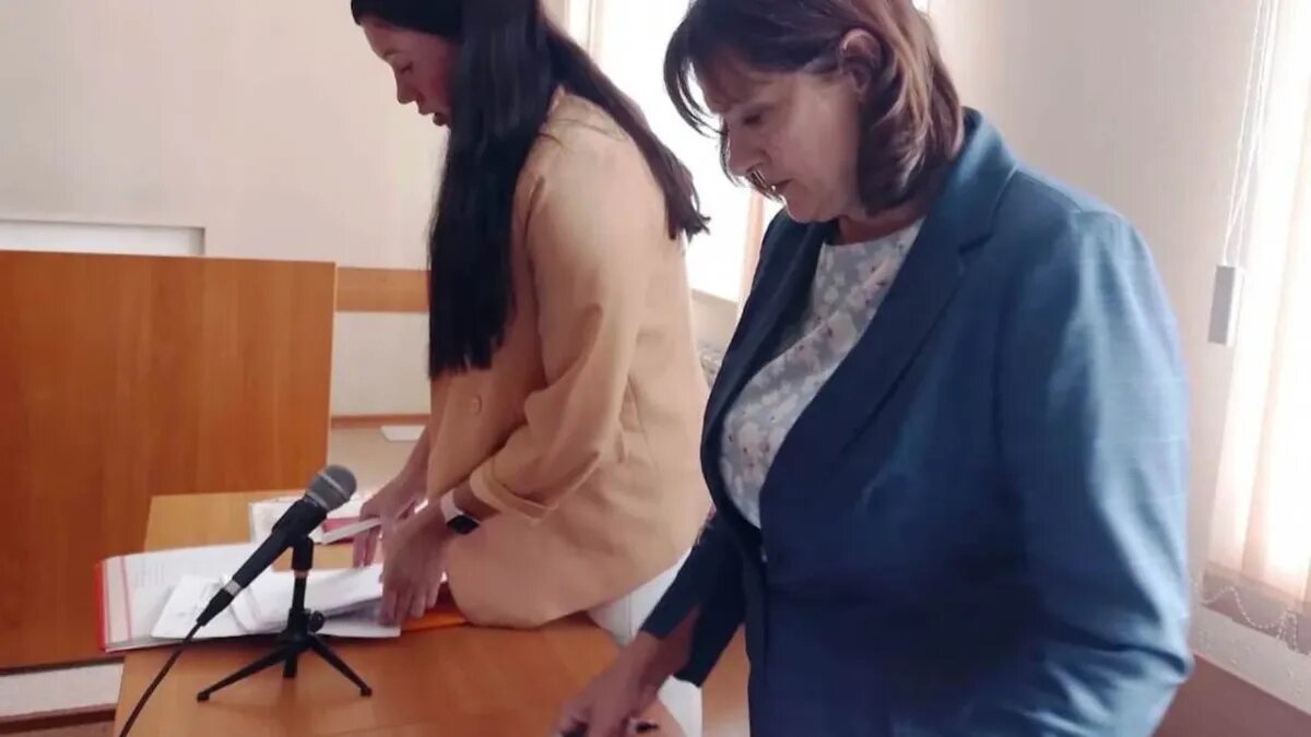 Депутат бердского горсовета Елена Белова (на фото - справа) добилась решения суда по свалке в свою пользу. Фото: Анна Светлова