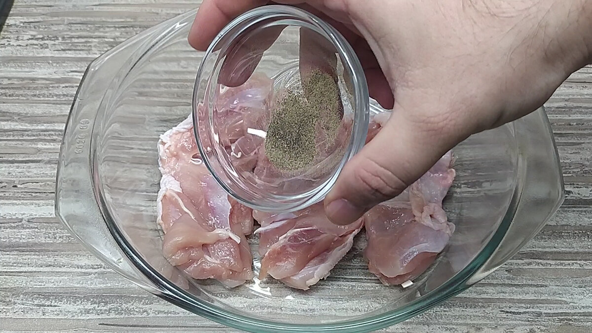 Сколько костей в куриной голени. Вяленые куриные грудки. Сушеное куриное филе. Вяленая курица в холодильнике. Вяленая грудка курицы в домашних условиях
