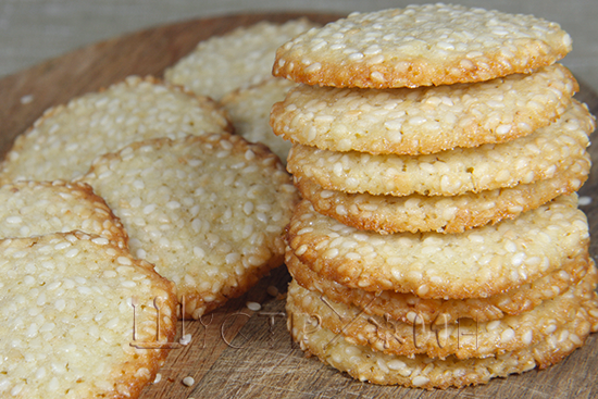 Домашнее печенье с кунжутом.