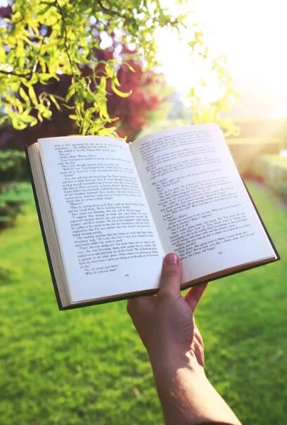 Если читать книги многое измениться. Читая примерные книги, вы погружаетесь в жизнь положительных героев. Вы станете чувствовать себя ими, применяя их мудрость. Читая отрицательных героев вы задумайтесь: делать ли как они делают? Читая сказки, забавы, вы  отдохнуть от внешнего мира, набраться сил и конечно же посмеяться, ведь смех - он как часть позитива, наполняет вас светом. Как же читать книги в пользу? Исторические книги можно читать их интереса или в помощь уроков. Боевики нужно читать днём. Мистику и ужасы читать ночью не стоит так как это мешает спать и делает ваш дом местом осторожности с зеркалом, шкафом и другим. На ночь читать нужно что нибудь лёгкое для сердца, успокаивающее. Вот увидите мир измениться.