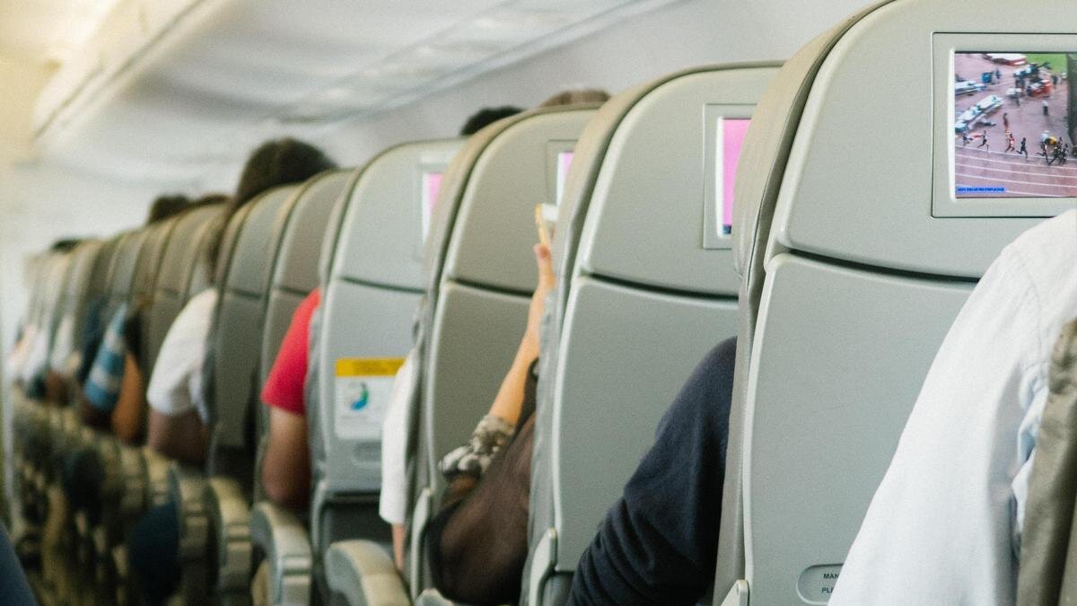    Пассажиры сидят в самолете:pexels.com